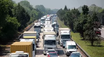 Anadolu Otoyolu'nda Tırın Lastiği Patladı, Trafik Aksadı