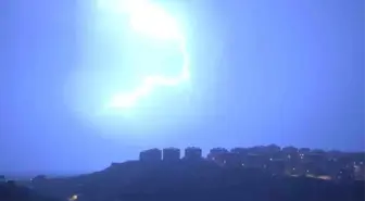 Yüksekova'da Fırtına ve Sağanak Yağış Etkili, Şimşekler Görsel Şölen Sunuyor