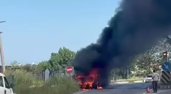 Kuşadası'nda Kamyonette Elektrik Aksamından Yangın Çıktı