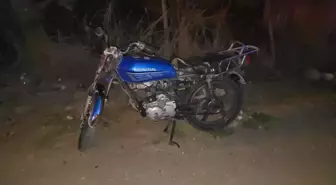 Çalıntı Motosikletten Kaçan İki Şüpheli Kaza Yapınca Yakalandı