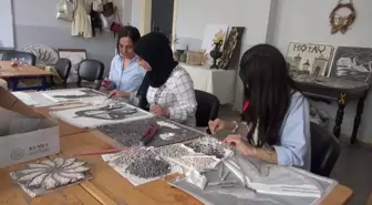 Kumlu'da Kadınlar Mozaik Sanatı ile Sosyalleşiyor