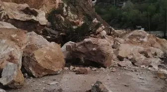 Giresun'daki Heyelan Kara Yolunu Kapattı