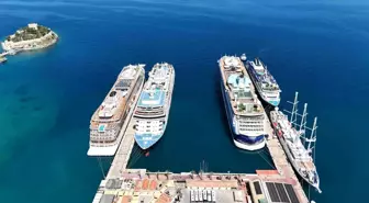 Kuşadası'na 5 Kruvaziyer Gemisi Demirledi, 4 Bin 902 Turist Geldi