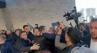 Özgür Özel'e cenaze töreni çıkışında yumruklu saldırı