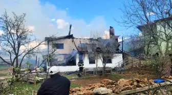 Adana'da Ev Yangını: Kullanılamaz Hale Geldi