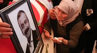 Sırrı Süreyya Önder'in annesi tabuta sarılıp ağıt yaktı