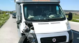 Tavşanlı'da Karavan ve Minibüs Çarpıştı: 1 Yaralı