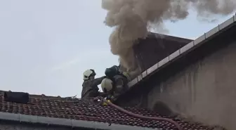 Ataşehir'de 3 Katlı Binanın Çatı Katında Yangın Çıktı