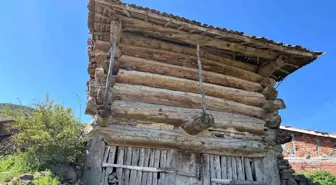 Oğuzlar'daki Geleneksel Ahşap Ambarlar Zamana Direniyor