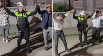 Düzce'de trafik polisi, düğün nedeniyle trafiğe kapanan yolu açtıktan sonra halaya katıldı