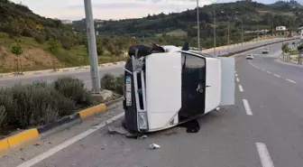 Antakya'da Kaldırıma Çarpan Otomobilde 4 Yaralı
