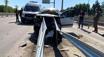 Kartepe'de Hafif Ticari Araç Bariyere Çarptı: Sürücü Yaralı