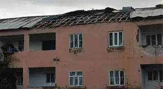 Hakkari'de Fırtına Etkili Oluyor: Çatılar Uçtu, Araçlar Hasar Gördü