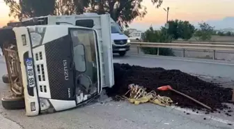 Antalya'da Kamyonet Devrildi: 3 Yaralı