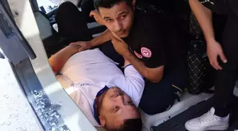 Antalya'da Servis Aracı Palmiye Ağacına Çarptı