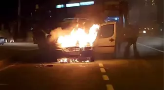 Erzurum'da Seyir Halindeki Araç Alev Alev Yandı