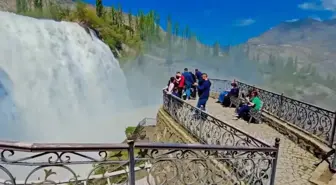 Tortum Şelalesi Baharla Coştu