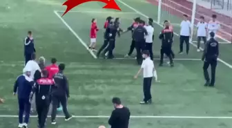 U-15 Futbol Ligi şampiyonluk maçında ortalık karıştı! Polis sahaya indi