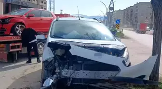 Hakkari'de Otomobil ve Hafif Ticari Araç Çarpıştı: 2 Yaralı