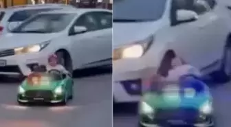 Otomobil, çocuğun bindiği akülü araca çarptı