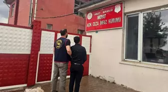 Cezaevi firarisi, düğün salonunda saz çalarken yakalandı