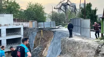 İstanbul'da İnşaat Çalışması Sırasında Yol Çöktü, Doğalgaz Hattı Hasar Gördü
