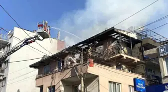 İzmir'de 4 Katlı Binanın Çatı Katında Yangın Çıktı