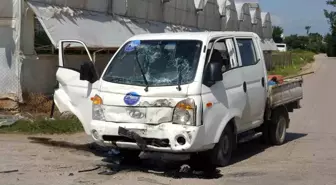 Antalya'da Kamyon ile Hafif Ticari Araç Çarpıştı: 2 Yaralı