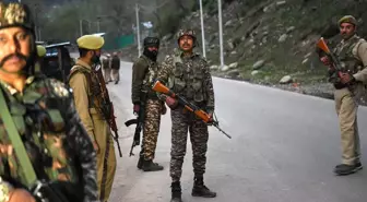 Hindistan'ı sorumlu tuttular! Pakistan'da askeri araca bombalı saldırı: 7 ölü