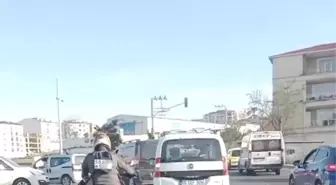 Motosikletlinin Plakasını Sırtına Takması Gülümsetti