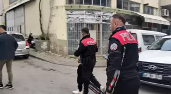 Çaldığı araç ile kaza yapan şahıs kaçmaya çalışırken vatandaşlara yakalandı