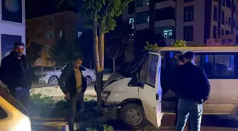 Çorum'da Polisin 'Dur' İhtarına Uymayan Sürücü Ağaca Çarparak Yakalandı