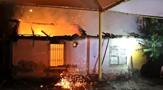 Antalya'da Gecekondu Yangını: Kadın Gözyaşlarıyla Kedilerini Aradı