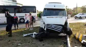Manavgat'ta Tur Minibüsü ile Hafif Ticari Araç Çarpıştı: 4 Yaralı