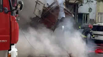 Darıca'da Ahşap Ev Yangınında İtfaiye Eri Tehlike Atlattı