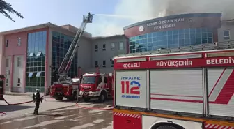 Kocaeli'de bir lisenin çatısında yangın çıktı