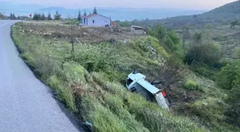 Bilecik'te Kamyonet Şarampole Yuvarlandı, Sürücü Yaralandı