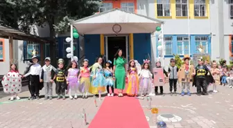 Anaokulu Öğrencilerinin Geri Dönüşüm Defilesi