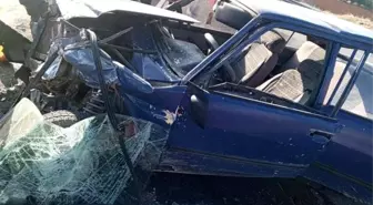 Diyarbakır'da Otomobil Bariyerlere Çarptı: 1 Yaralı