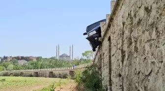Edirne'de Tarihi Köprüde Kaza: Sürücü Yaralandı