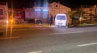 Balıkesir'de Minibüs Elektrik Direğine Çarptı: Sürücü Sıkıştı