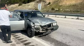 Tosya'da Otomobilin Kamyona Çarpması Sonucu 2 Yaralı