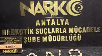 Antalya Havalimanında Uyuşturucu Ticareti Yapan İki Şüpheli Yakalandı