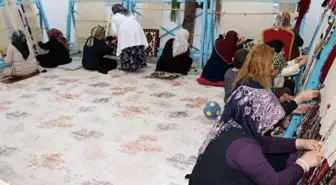 Van'da Kadınlar, Kilim Dokumacılığını Yaşatıyor