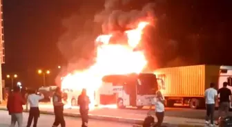 Kocaeli'nde Yolcu Otobüsü Yangını: Araç Küller İçinde Kaldı