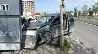 Malatya'da Hafif Ticari Araç Akaryakıt İstasyonuna Daldı, 2 Yaralı