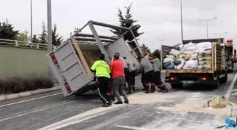 Nevşehir'de Un Yüklü Kamyonet Devrildi, İki Yaralı