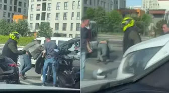 Ortalık fena karıştı! Akan trafikte yerde yuvarlandılar