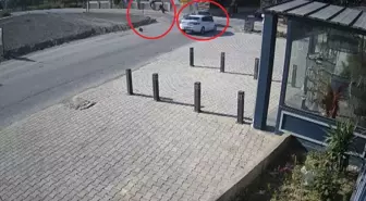 Otomobille çarpışan motosikletteki iki kişi metrelerce havaya uçtu