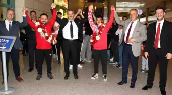Peru'da altın madalya kazanan genç halterci Ramazan Efe Yılmaz, çiçeklerle karşılandı